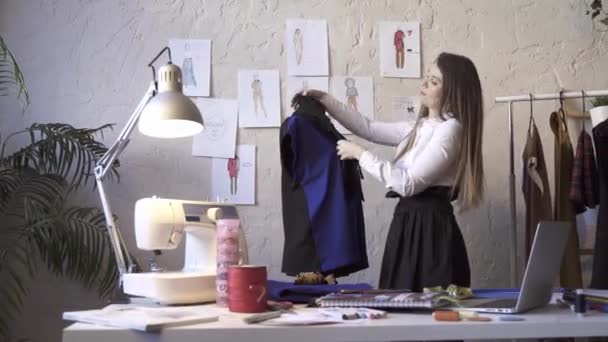 Modedesignerin arbeitet im Nähstudio mit Maßpuppen. — Stockvideo