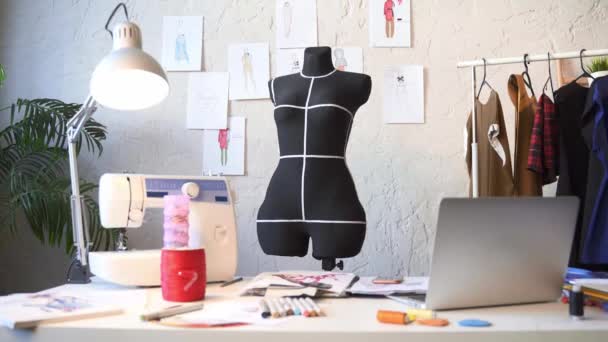 Tailoring mannequin in de modestudio. — Stockvideo