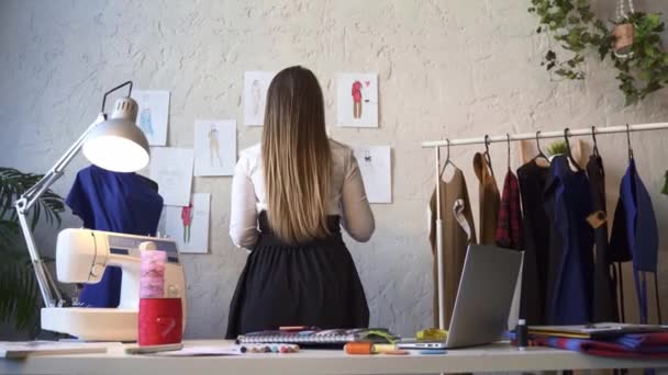 Wiman fashion designer denken über neue colection. Skizzen pint an der Wand. — Stockvideo