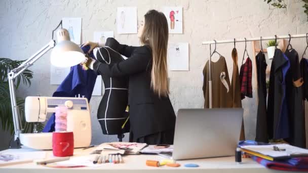 Modedesignerin arbeitet im Nähstudio mit Maßpuppen. — Stockvideo