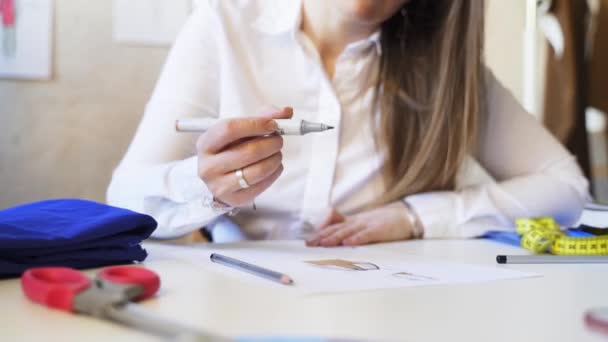 Mujer sastrería dibujo bocetos de moda — Vídeo de stock