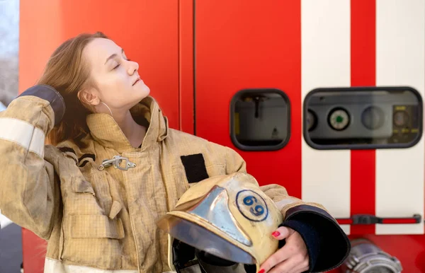 Imagen en el lado del fuego mujer rubia de pie cerca de camión de bomberos — Foto de Stock