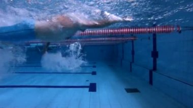 Erkek yüzücü serbest stilyüz ve su altında etrafında dönün