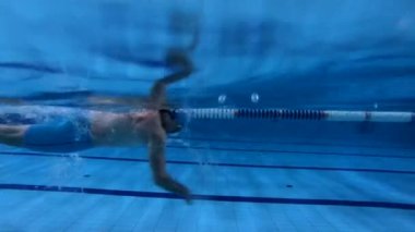 havuzda sualtı görünümü erkek serbest yüzücü