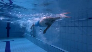 havuzda sualtı görünümü erkek serbest yüzücü