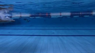 havuzda sualtı görünümü erkek serbest yüzücü