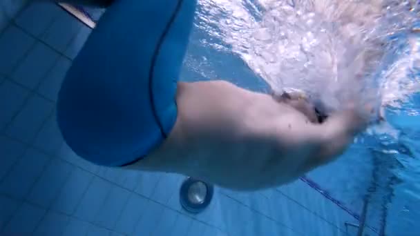Vista subaquática do nadador começa a partir do lado da piscina — Vídeo de Stock