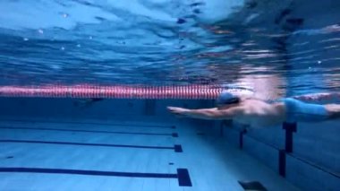 havuzda sualtı görünümü erkek serbest yüzücü