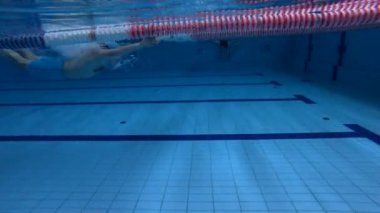 havuzda sualtı görünümü erkek serbest yüzücü