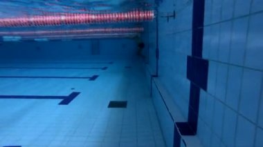 Erkek yüzücü serbest stilyüz ve su altında etrafında dönün