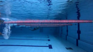 Erkek yüzücü serbest stilyüz ve su altında etrafında dönün