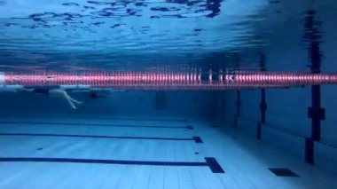 Havuza atlayan atlet yüzücünün sualtı görünümü