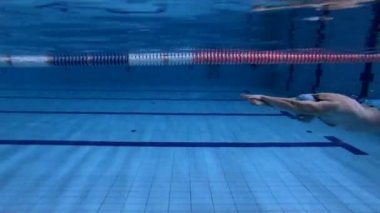 havuzda sualtı görünümü erkek serbest yüzücü