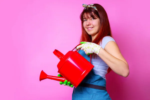 Imagem de mulher florista feliz com regador na mão — Fotografia de Stock