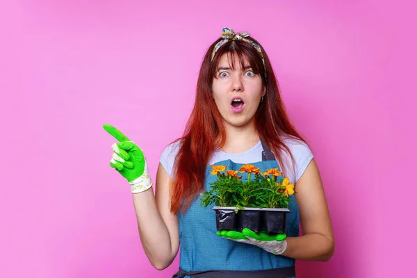 Imagem de mulher surpreso com calêndulas apontando lado a lado — Fotografia de Stock