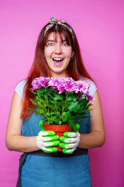 Foto de mujer alegre con crisantemos — Foto de Stock
