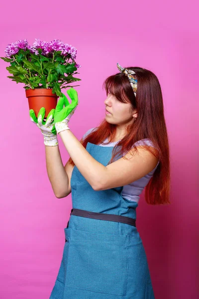 Foto en el lado de la mujer con crisantemos — Foto de Stock