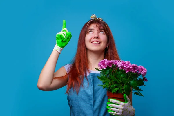 Picture of woman with chrysanthemum pointing finger up — Stock Photo, Image