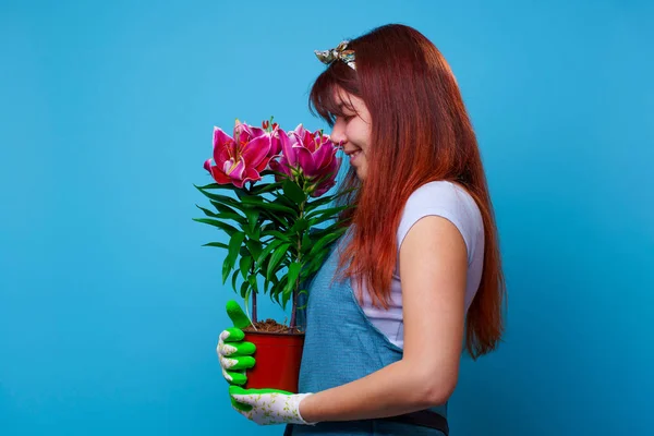 Retrato al lado de una morena feliz con crisantemos — Foto de Stock