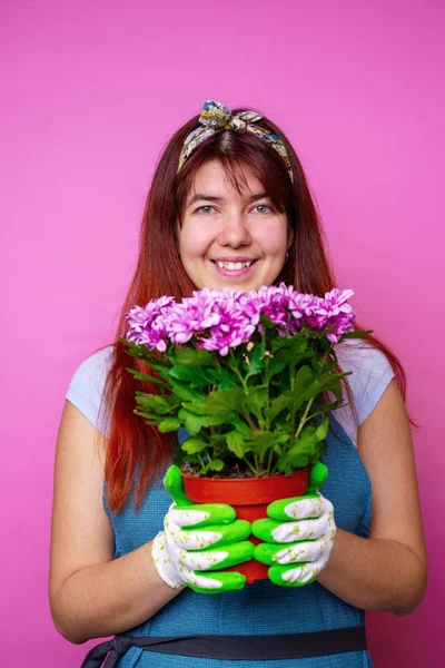 Imagen de mujer alegre con crisantemos — Foto de Stock