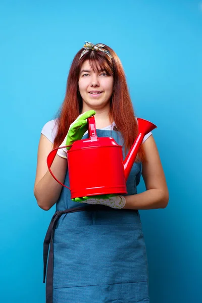 Foto de mujer morena florista feliz con regadera en la mano — Foto de Stock