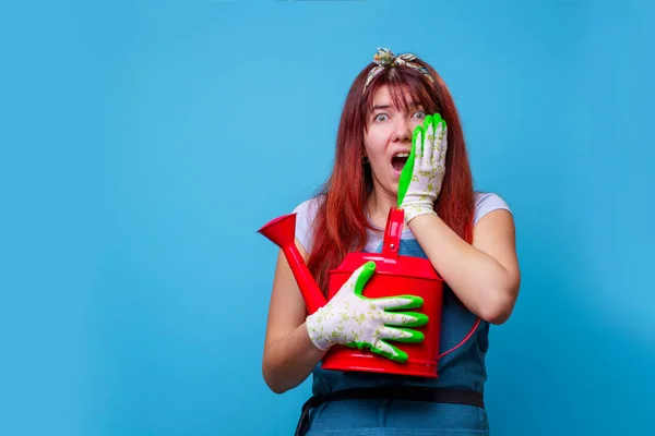 Foto de florista femenina sorprendida con regadera en las manos — Foto de Stock