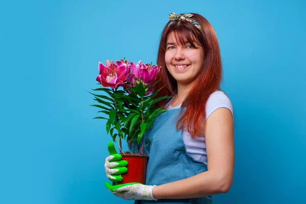 Retrato de mujer morena sorprendida con crisantemos — Foto de Stock