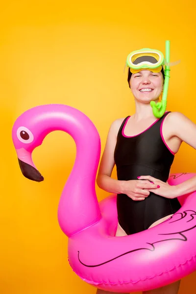Foto de mujer con submarinismo y en traje de baño con salvavidas sobre fondo naranja vacío — Foto de Stock