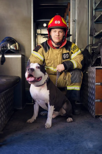 Imagem do homem bombeiro com cão salva-vidas — Fotografia de Stock