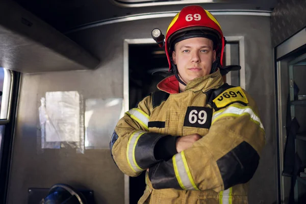 Foto de hombre bombero en el fondo del camión de bomberos — Foto de Stock
