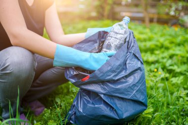 Çim kirli plastik şişe toplama lastik eldiven kadın görüntü