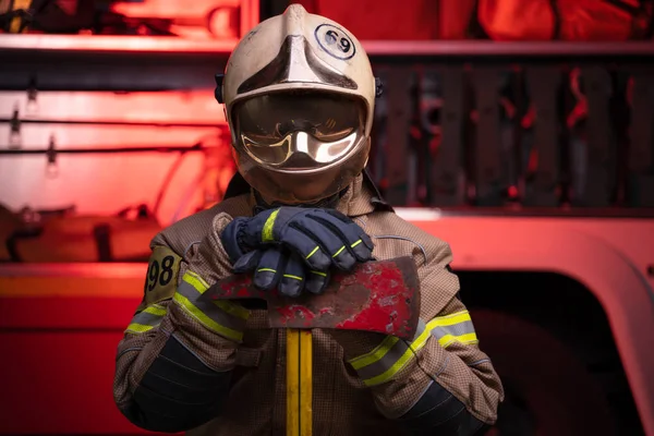 消防车背景上头戴头盔和面罩的男子消防员形象 — 图库照片