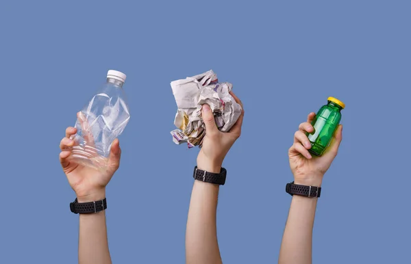 Imagem de mãos segurando garrafas, pacote para reciclagem em — Fotografia de Stock