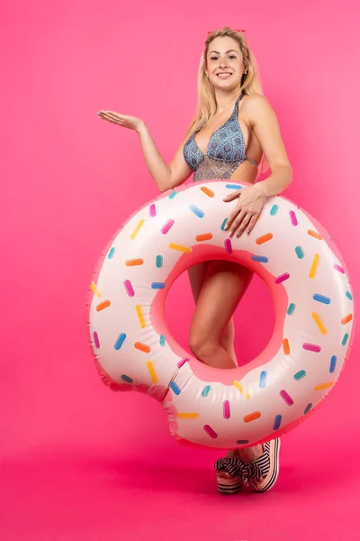 Foto completa de mujer en traje de baño, gafas de sol con rosquilla inflable para nadar — Foto de Stock