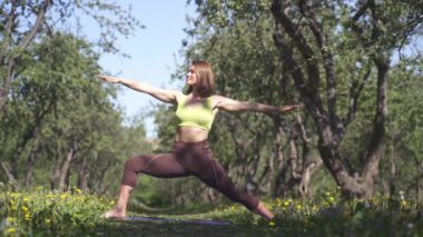 kız karahindiba ile glade genişletilmiş yan açı poz gösterir