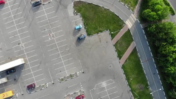 Leerer riesiger Parkplatz in der Nähe von Bäumen am Sommertag Luftaufnahme — Stockvideo