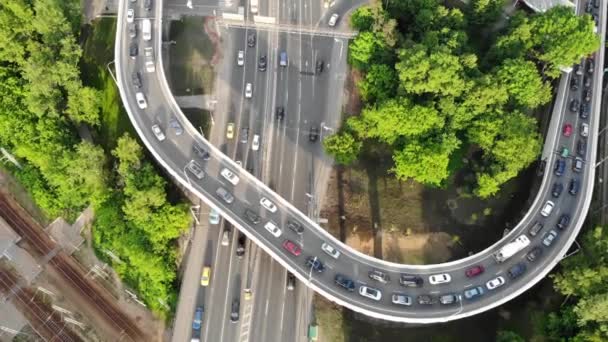 Los coches se mueven lentamente en el bucle superior del intercambio multinivel — Vídeo de stock