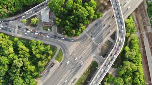 Intercâmbio de tráfego moderno com congestionamento parcial matinal — Vídeo de Stock