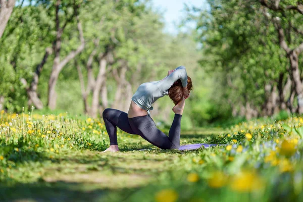 Зображення на боці дівчини, що практикує йогу в лісі — стокове фото