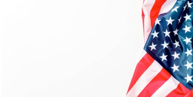 Boş beyaz arka planda tarafında bulunan Amerikan bayrağı, yazı alanı