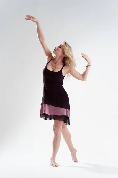 Ganzkörperfoto einer blonden Frau, die in einem leeren Studio tanzt — Stockfoto