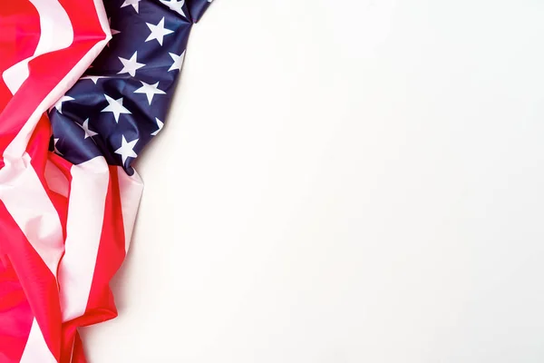 Flaga USA znajduje się na boku na pustym białym tle, napis miejsca, — Zdjęcie stockowe