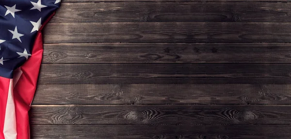 Bandera americana sobre fondo de madera en blanco, espacio para inscripción — Foto de Stock