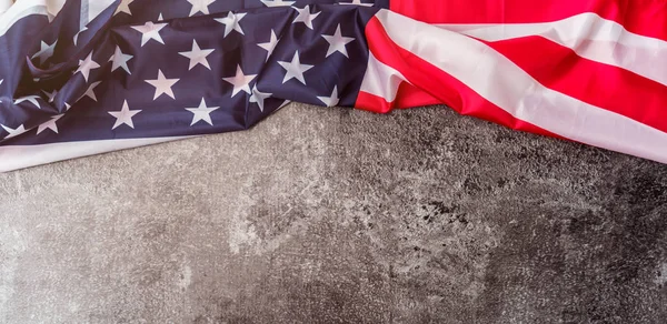 Primer plano de la bandera estadounidense sobre fondo grunge oscuro — Foto de Stock