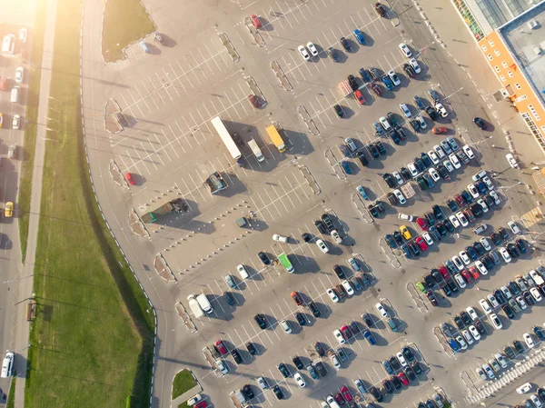 Φωτογραφία στην κορυφή του πάρκινγκ με αυτοκίνητα — Φωτογραφία Αρχείου