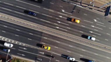 beyaz oklar ile çok şeritli yol boyunca farklı arabalar sürücü