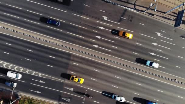 不同的汽车沿着多车道的道路与白色箭头行驶 — 图库视频影像