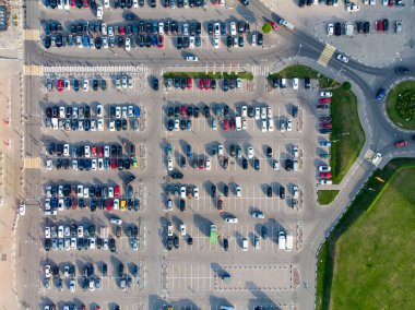 Yerden park arabalarından görüntü