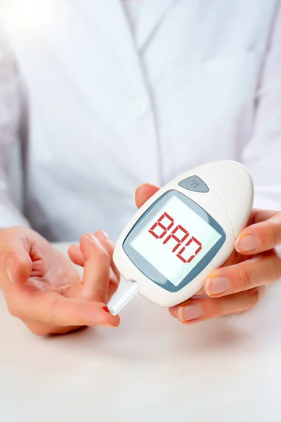 Photo of hand man with glucometer with bro inscription in studio — Stock Photo, Image