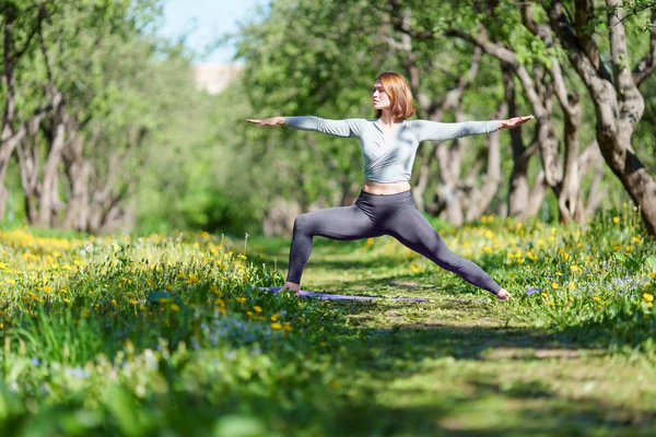 Öğleden sonra ormanda yoga yapan elleri ile kadın görüntü — Stok fotoğraf